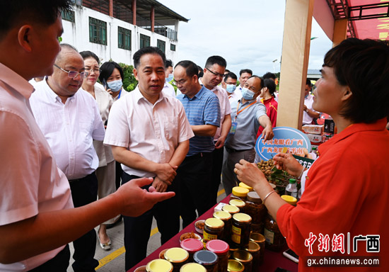 庆祝丰收节 广西平南举办龙眼小龙虾“双龙”品鉴活动