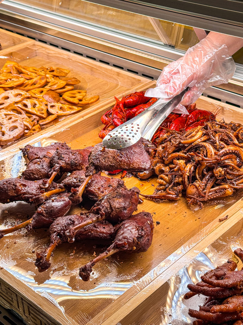 海外首店落地东南亚，周黑鸭能否征服国际胃？